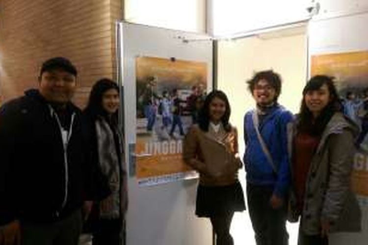 Lola Amaria bersama pengurus Perhimpunan Pelajar Indonesia (PPI) Leiden. 