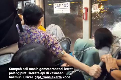 Kepanikan Penumpang saat Bus Transjakarta Terjebak di Tengah Rel, Nyaris Tertabrak KRL