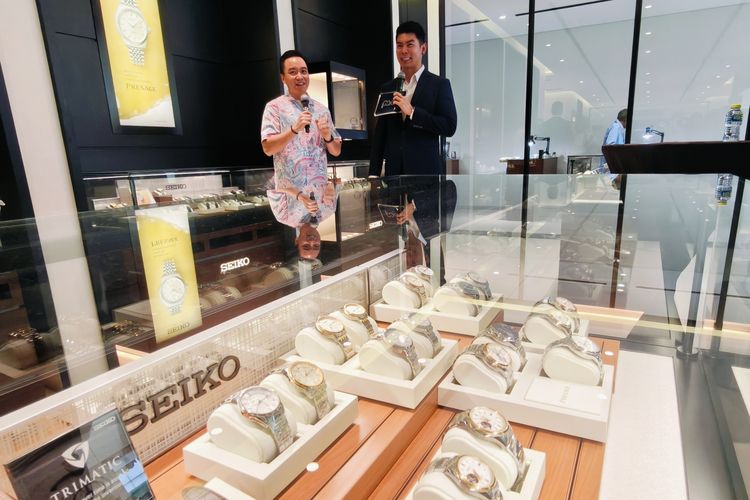 Direktur PT Asia Jaya Indah, Kevin Lie, selaku official retailer Seiko saat reopening di Butik Seiko Surabaya Jalan Tunjungan, Jawa Timur.