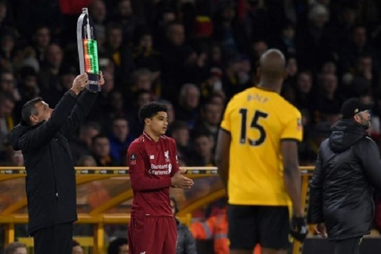 Ki-Jana Hoever bersiap masuk sebagai pemain pengganti pada laga Wolverhampton Wanderers vs Liverpool di Stadion Molineux dalam babak ketiga Piala FA, 7 Januari 2019. 