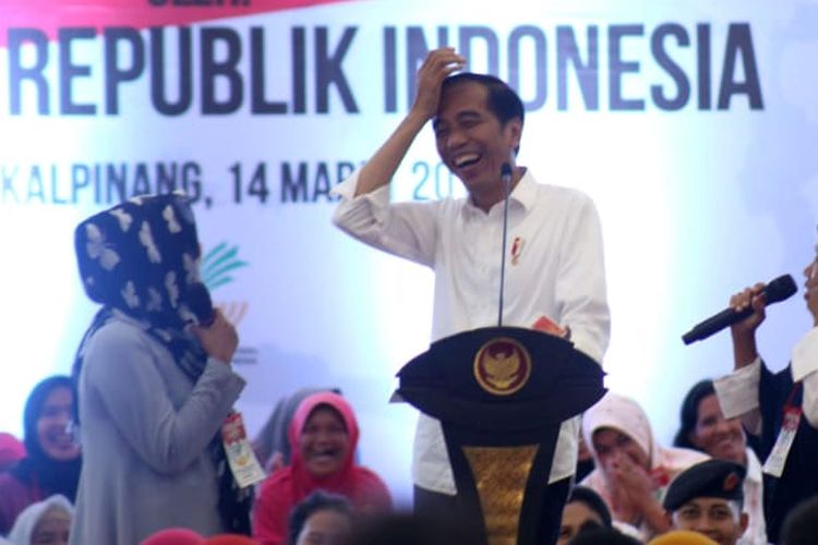 Presiden Joko Widodo tertawa terbahak-bahak saat berbincang dengan penerima PKH di Kota Pangkalpinang, Bangka Belitung, Kamis (14/3/2019).