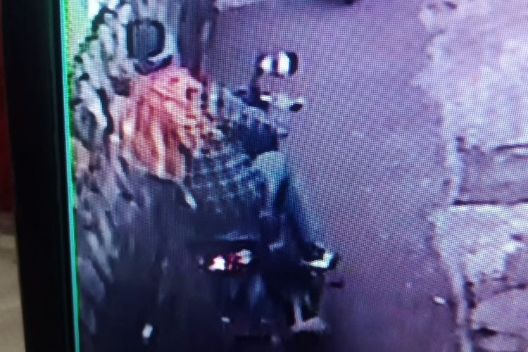 Tangkapan rekamam CCTV, pelaku pencurian motor di Gang Jamar RT 02 RW 01, Joglo, Kembangan, Jakarta Barat meninggalkan lokasi kejadian pada Rabu (21/4/2021).