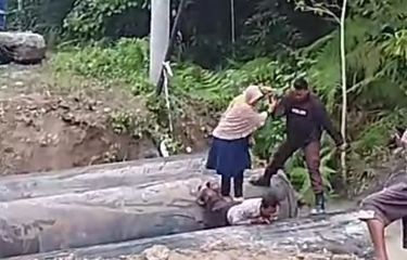 Video Viral, Polisi Jadikan Punggungnya Jembatan bagi Ibu dan Anak ...