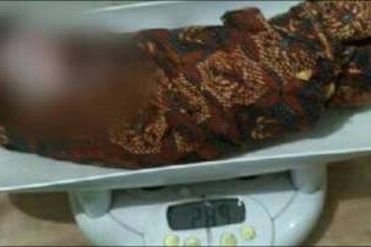 Jasad bayi yang keluar dari kandungan mayat wanita hamil yang belakangan di ketahui berinisial MP yang ditemukan di perkebunan kelapa sawit di Kecamatan Tayan Hilir Kabupaten Sanggau 