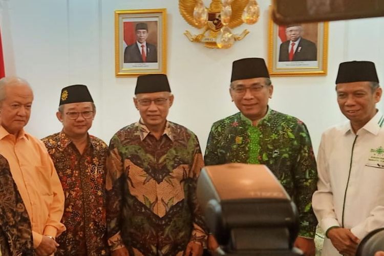 Ketua Umum PP Muhammadiyah Haedar Nashir (tiga dari kiri) bersama Ketua Umum PBNU (dua dari kanan) lakukan pertemuan di Kantor PBNU, Jalan Kramat Raya, Jakarta Pusat (25/5/2023).