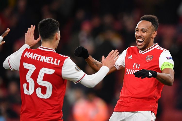 Striker Arsenal Pierre-Emerick Aubameyang (kanan) mencetak gol pertama timnya dalam pertandingan Grup F Liga Europa antara Arsenal vs Eintracht Frankfurt di Stadion Emirates di London pada 28 November 2019.