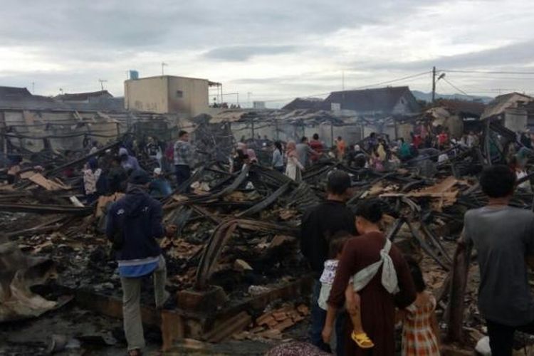 Pasar Manonjaya, Kabupaten Tasikmalaya, rata dengan tanah dan hanya tersisa puing-puing bangunan akibat terbakar sejak Selasa (14/3/2017) malam sampai Rabu (15/3/2017) dini hari tadi. 