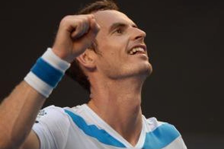 Petenis Inggris, Andy Murray merayakan kemenangan atas petenis Jepang, Go Soeda pada babak pertama Australian Open yang berlangsung di Melbourne Park, Selasa (14/01/2014).