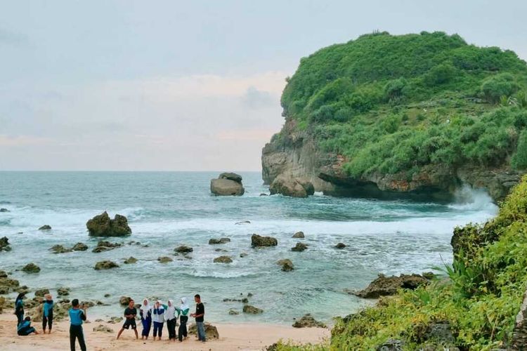 Sejumlah wisatawan berswafoto di Pantai Sembukan Wonogiri.