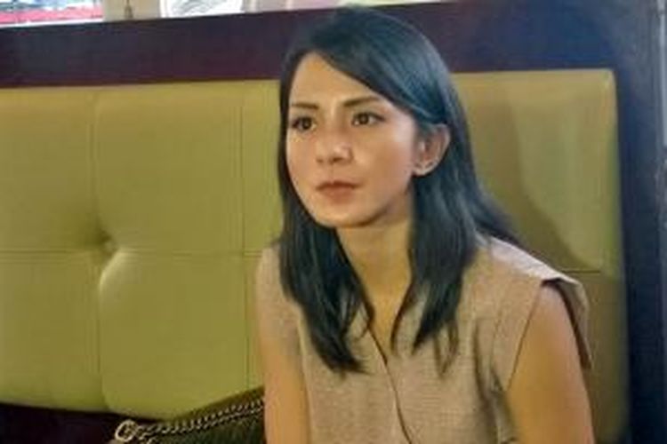 Kirana Larasati diabadikan dalam wawancara di kawasan Lebak Bulus, Jakarta Selatan, Minggu (17/5/2015).