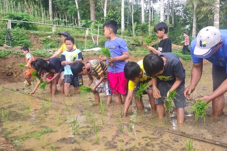 Pelajar SD Prennthaler di desa di atas bukit Kapanewon Samigaluh, Kabupaten Kulon Progo, Daerah Istimewa Yogyakarta, turun ke ladang dan sawah tiga kali seminggu. Anak-anak keluarga petani itu mengenal karya di bidang pertanian.