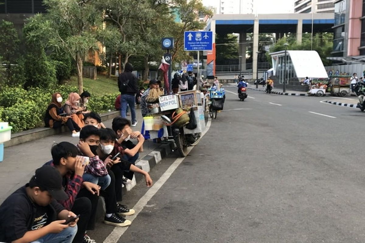 Para remaja yang nongkrong di kawasan Sudirman, Jakarta Pusat, Senin (11/7/2022).