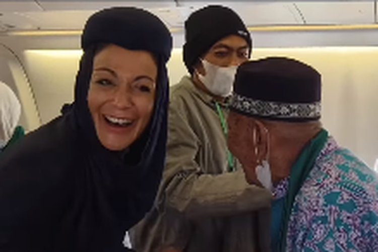 Tangkapan layar video yang memperlihatkan calon jemaah haji meminta turun dari pesawat karena ingin memberi makan ayamnya di rumah.