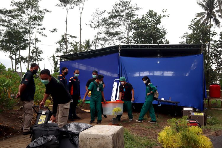Tim Forensik seusai melakukan otopsi pada dua jenazah kakak beradik korban Tragedi Kanjuruhan, Natasya Debi Ramadani (16) dan Naila Debi Anggraini (13) di TPU Dusun Patuk Desa Sukolilo Kecamatan Wajak, Kabupaten Malang, Sabtu (5/11/2022) sore.
