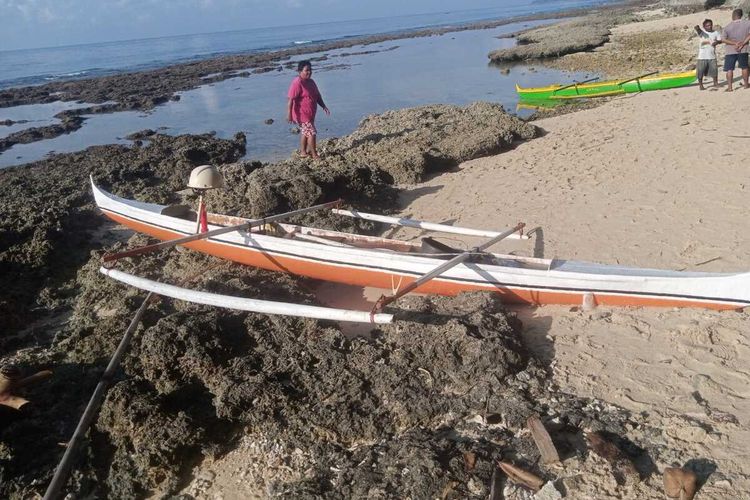 Warga dusun Airlouw, desa Nusaniwe, kota Ambon Maluku mencari seeroang nelayan yang hilang saat pergi mencari cumi di pantai desa tersebut, Rabu (26/10/2022)