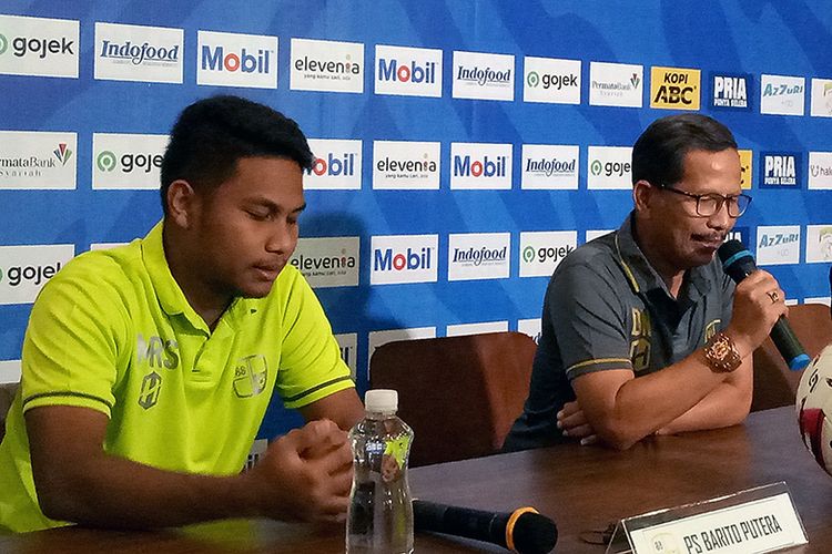 Pelatih Barito Putera, Djadjang Nurdjaman (kanan), bersama pemainnya Raffi Syaharial (kiri), dalam konferensi sebelum uji tanding dengan Persib Bandung, di Graha Persib, Senin (10/2/2020). 