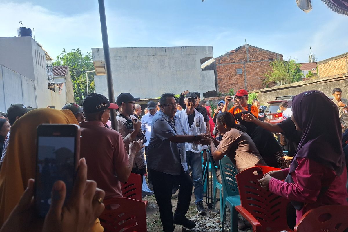 Blusukan ke Pasar Rebo, Rano Karno Disambut Nyanyian 