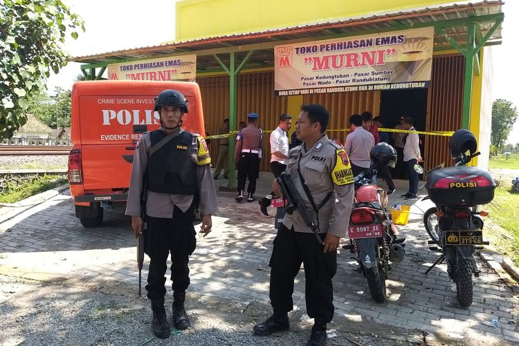 Polisi lakukan olah TKP di toko emas yang dirampok di Desa Wado, Kecamatan Kedungtuban, Kabupaten Blora, Jawa Tengah, Selasa (16/4/2024)
