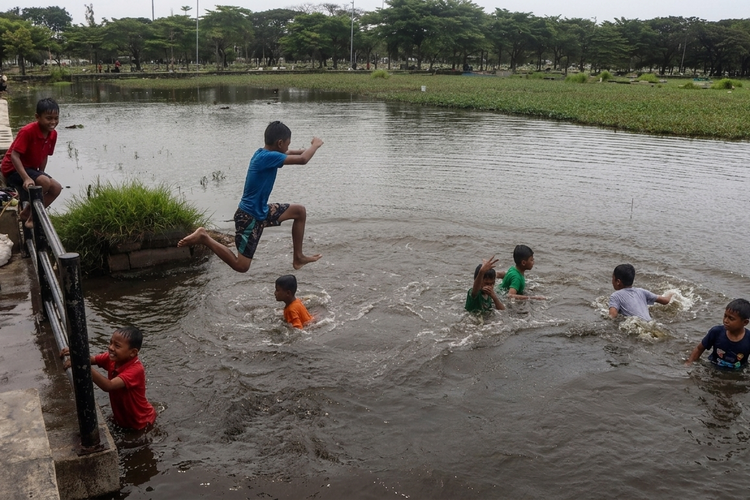 Anak-anak Berenang di TPU Banjir Tanpa Rasa Takut, Pakar Soroti Krisis Ruang Bermain