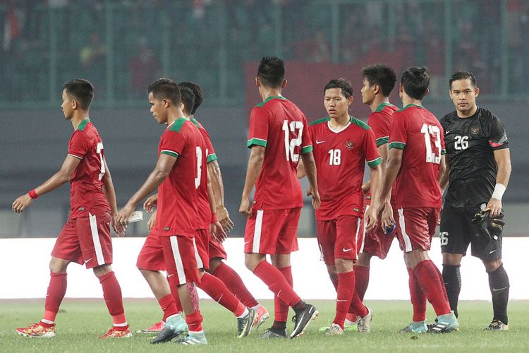 Ekspresi para pemain timnas Indonesia, termasuk kiper Andritany Ardhiyasa (kanan), usai laga persahabatan internasional kontra Fiji di Stadion Candrabhaga, Bekasi, pada Sabtu (2/9/2017).