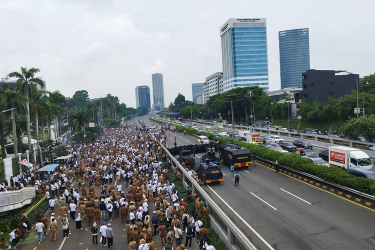 Massa APDESI tumpah ruah hingga ke jalan tol dalam kota depan gedung DPR, Jakarta Pusat, Rabu (31/1/2024).