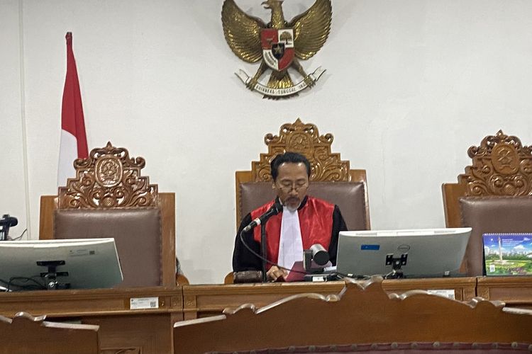Saat Hakim Pukul Palu di Tengah Sengitnya Perdebatan Sidang Roy Suryo...
