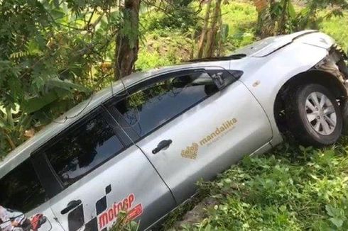 Mobil Dinas Kesbangpol Lombok Tengah Terperosok saat Hendak ke WSBK Mandalika, Sempat Tabrak Pohon hingga Papan Reklame