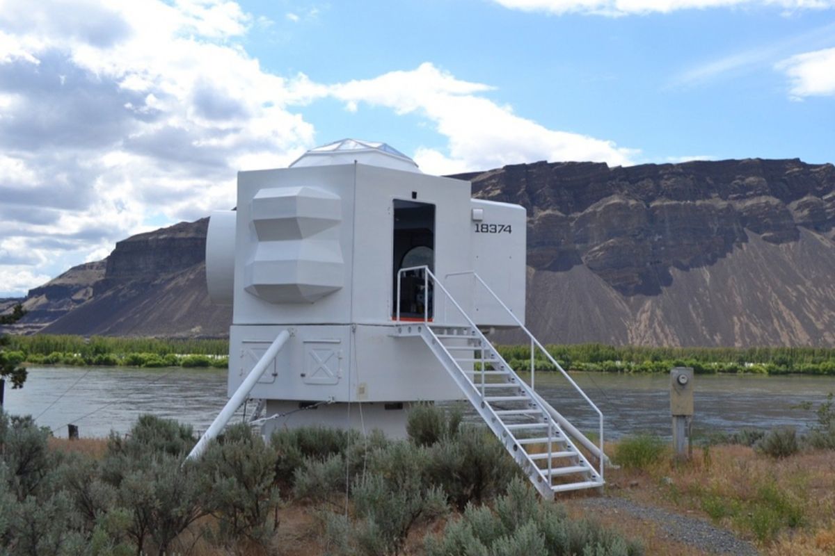 rumah dibuat semirip mungkin dengan kapsul Apollo 11. 