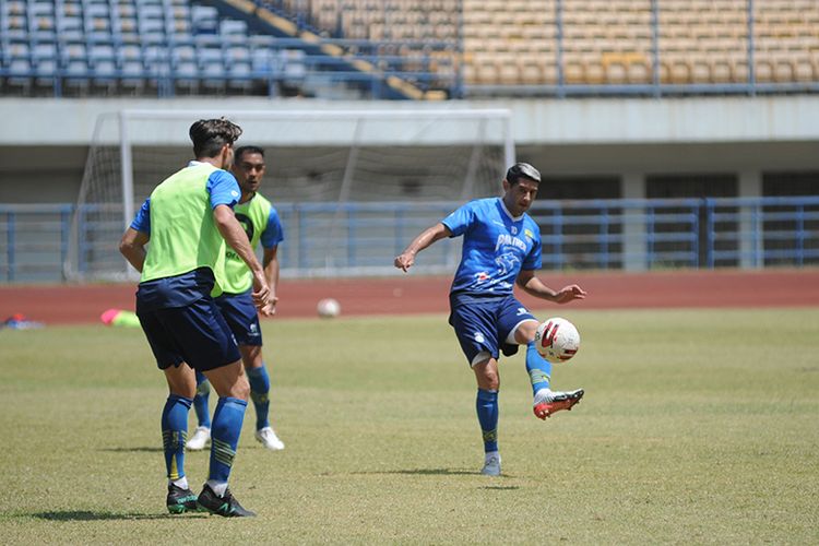 Winger Persib Bandung, Esteban Vizcarra, dalam sesi latihan yang berlangsung di Stadion Gelora Bandung Lautan Api (GBLA), Kota Bandung, Kamis (10/9/2020). 