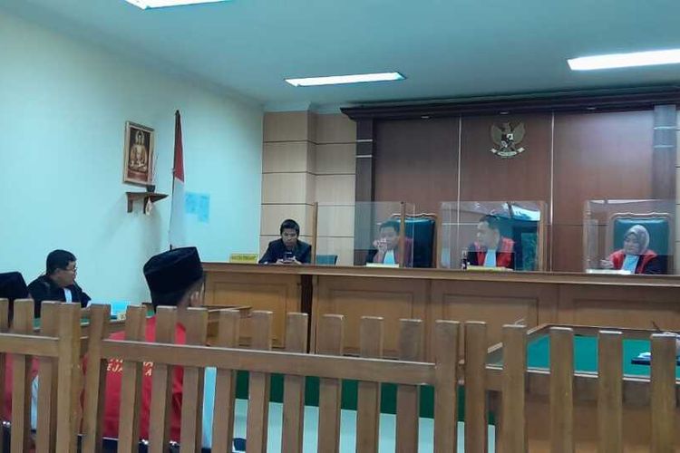 Tiga pembunuh warga Serang Banten yang hanya karena tidak mau patunganembeli miras divonis 10 tahun penjara oleh hakim Pengadilan Negeri Serang.