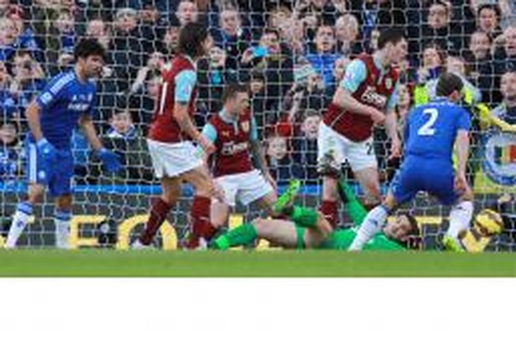 Bek Chelsea, Branislav Ivanovic (kanan), mencetak gol ke gawang Burnley dalam laga Premier League di Stamford Bridge, Sabtu (21/2/2015).