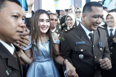 Hakim Tak Kunjung Datang, Nella Kharisma Batal Bersaksi di Sidang Kosmetik Ilegal