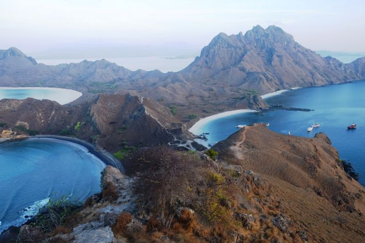 Keindahan dari atas Pulau Padar, di kawasan TN Komodo, NTT, Selasa (13/11/2018).