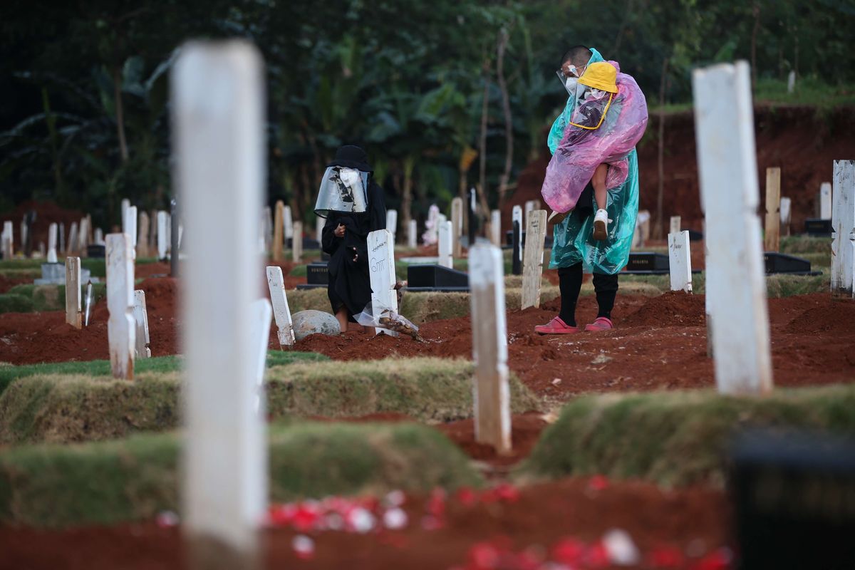 Warga melawat di pemakaman khusus Covid-19 di TPU Pondok Ranggon, Jakarta Timur, Rabu (30/9/2020). Pemerintah Provinsi DKI Jakarta memperluas lahan untuk pemakaman jenazah orang-orang yang meninggal dunia karena terkait dengan Covid-19 di Taman Pemakaman Umum (TPU) Pondok Ranggon, Jakarta Timur. Lahan diperluas karena jumlah jenazah yang dimakamkan dengan protokol Covid-19 terus bertambah setiap hari.