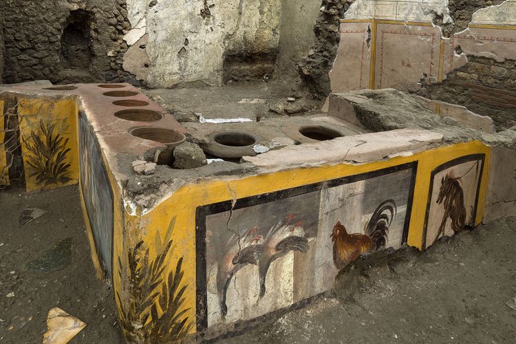 Sebuah foto tak bertanggal yang dipublikasikan kantor pers badan Arkeologi Pompeii menunjukkan termopolium atau kedai makanan cepat saji ditemukan, dan membantu menunjukkan jenis makanan yang paling banyak dimakan penduduk kota kuno era Kekaisaran Romawi tersebut.