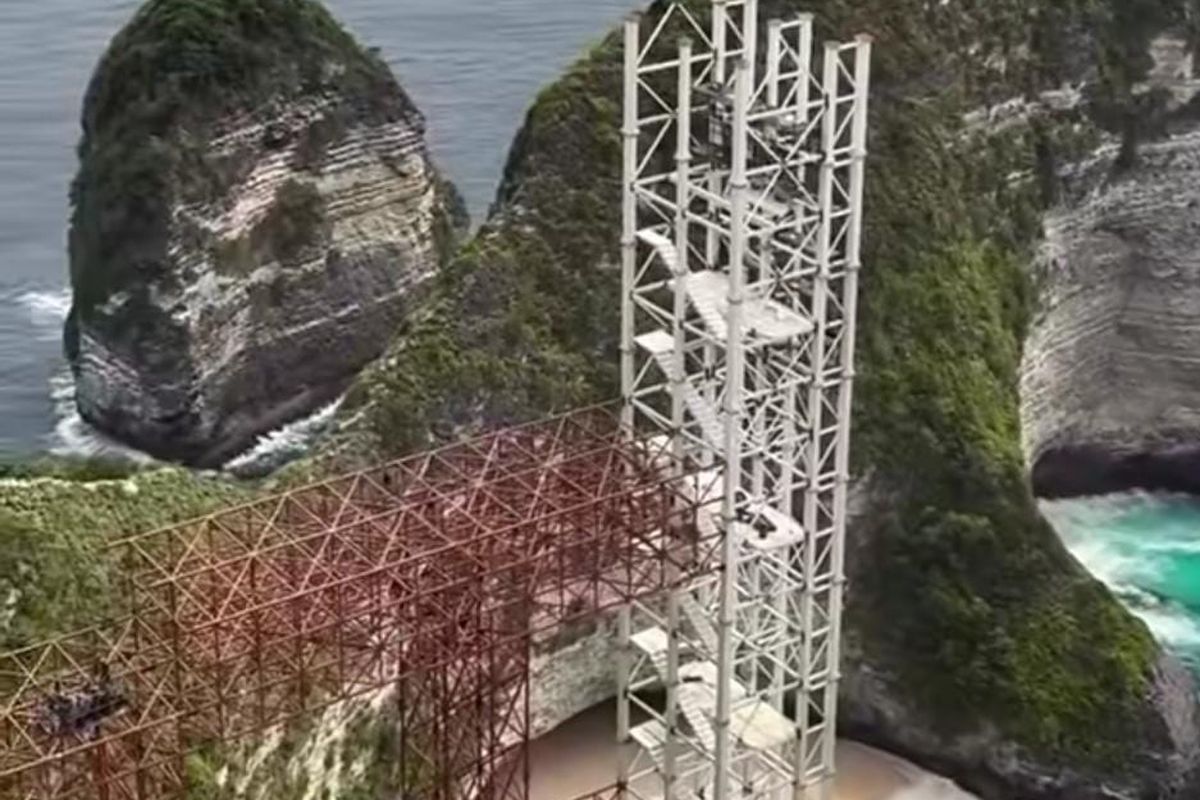 Pembangunan lift Pantai Kelingking dipertanyakan, DPRD Bali panggil Bupati Klungkung.