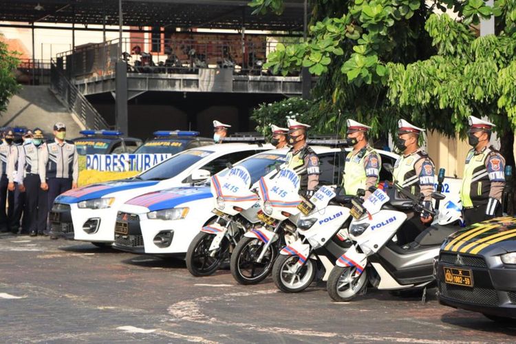 Petugas Satlantas Polres Tuban dengan kendaraan patroli lalu lintas saat melakukan Apel Pelaksanaan Operasi Patuh Semeru 2022 di Mapolres Tuban. Senin (13/6/2022