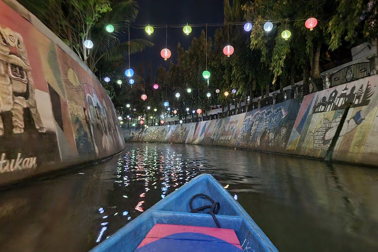 Perahu Wisata di Lampion Pasar Gede.