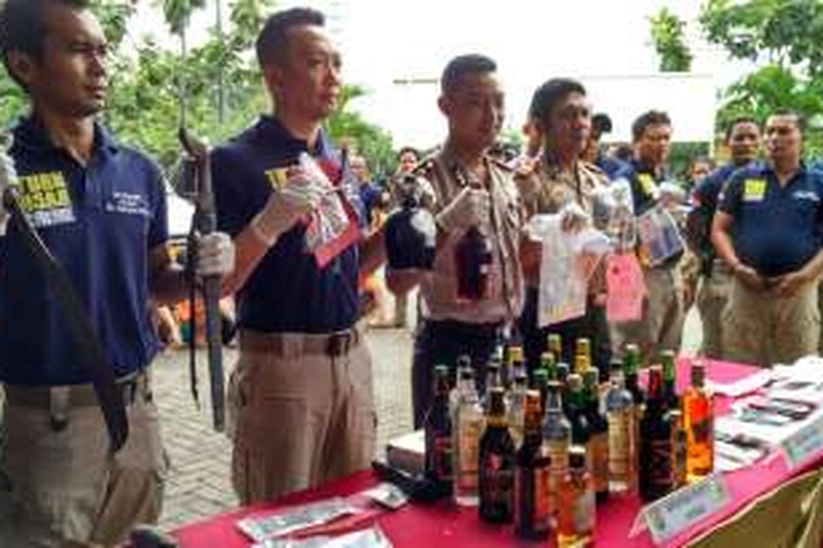 Polres Pelabuhan Tanjung Priok merilis pengungkapan kasus kejahatan jalanan dan penyakit masyarakat dalam operasi pekat jaya menjelang bulan Ramadhan di Polres Pelabuhan Tanjung Priok, Jakarta Utara, Senin (30/5/2016).