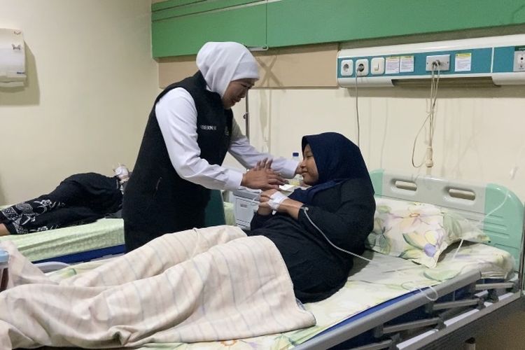 Khofifah Kunjungi Santri Korban Keracunan MBG di Sidoarjo: Kondisinya Baik