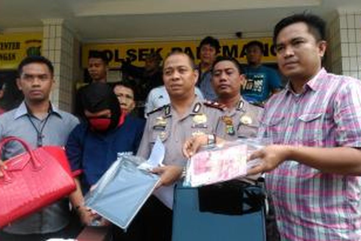 Kapolsek Pademangan Komisaris Benny Alamsyah didampingi Kanit Reskrim Ajun Komisaris Ahmad Sujatmiko saat menggelar hasil tangkapan kasus penipuan dan pencurian dengan tersangka YYS (32), Kamis (14/5/2015).