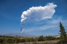 Gunung Etna di Italia Muntahkan Asap dan Abu, Bandara Terpaksa Ditutup