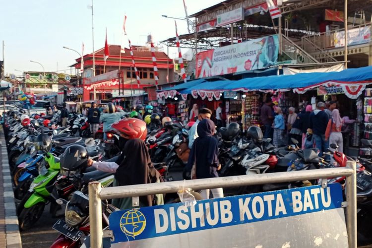 Salah satu titik parkir di tepi jalan yang berada di sekitar Alun-Alun Kota Batu, Jawa Timur. 