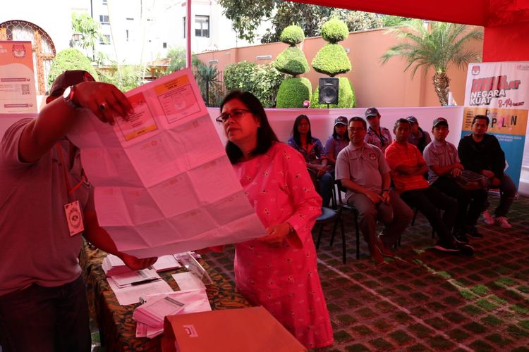 Suasana pemungitan suara Pemilu 2019 di TPS di KBRI Lima, Peru, pada Sabtu (13/4/2019). 