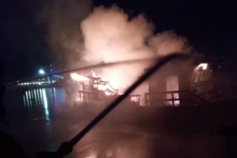 Kapal Dinas Perhubungan Sulsel Terbakar di Pantai Losari, Diduga Karena Genset Meledak
