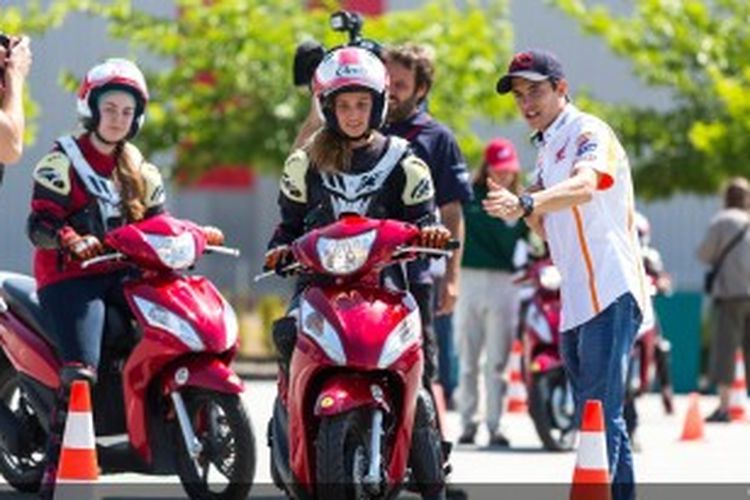 Pebalap Honda, Marc Marquez (kanan) memberi instruksi pada para remaja bagaimana mengendarai motor dengan benar dan aman, di Honda Safety Institute, Rabu (19/6/2013).