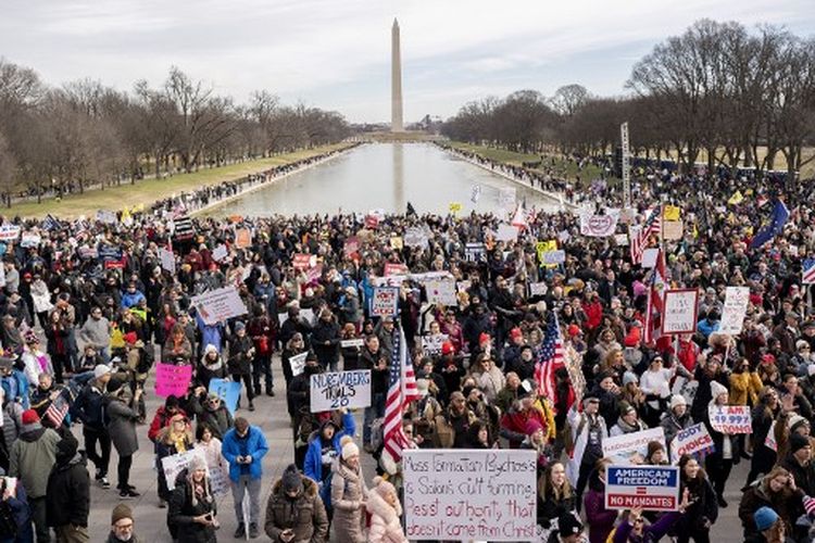 Demonstran berpartisipasi dalam pawai ?Defeat the Mandates? di Washington, DC, pada Minggu (23/1/2022). Demonstran memprotes mandat masker dan vaksinasi Covid-19.
