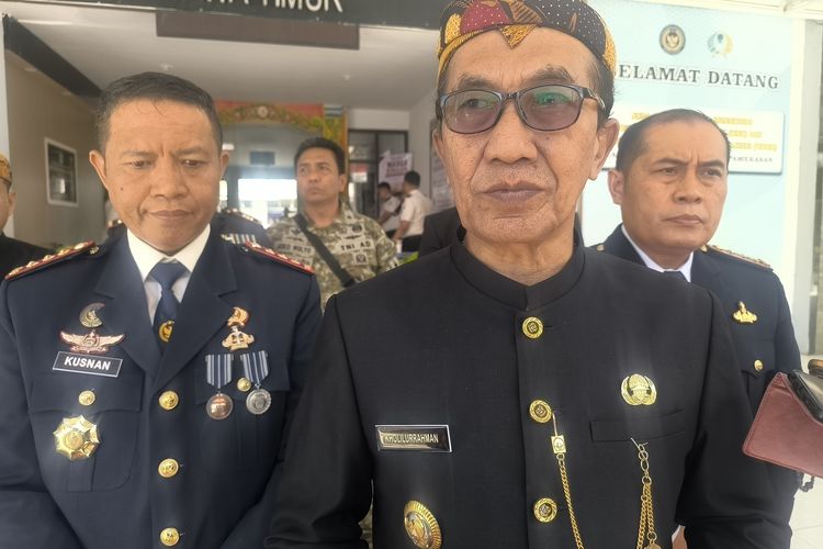 Bupati Pamekasan Janji Beri Hadiah kepada PPPK yang Panjat Tiang Bendera 8 Meter