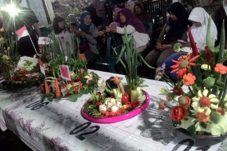 Sayur sop hias ala emak-emak di Dusun Gadingan, Wates. Mereka bertanding menghias sayur sop ini, Senin (27/8/2018) malam. Di Dusun Gadingan, aneka lomba memeriahkan HUT RI ke-73 masih terus berlangsung. 