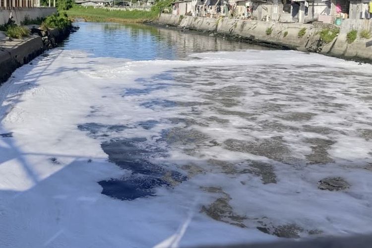 Busa putih yang sempat keluar di sungai Kalisari Damen, Surabaya, Kamis (23/10/2025).